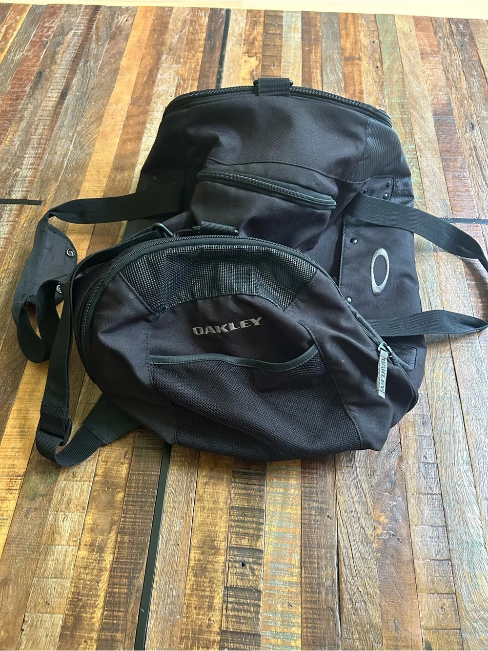 Oakley Vintage Black Duffel Bag with Shoulder Strap